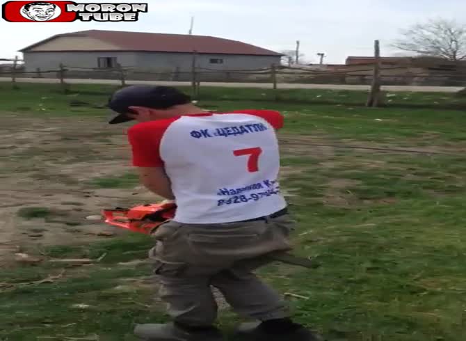 Video :Chainsaw versus a pair of balls